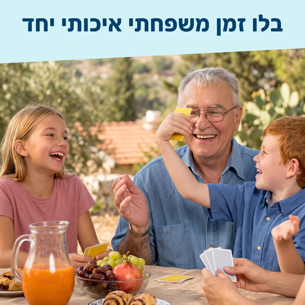 משפחה מבלה זמן איכותי יחד בחוץ ומשחקת בקלפים — בלו זמן משפחתי איכותי יחד